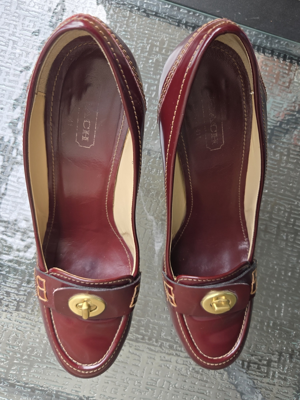 Coach Burgundy Patent Leather Heels with Gold-Tone Turnlock Made In Italy 9,5 B - Picture 4 of 13